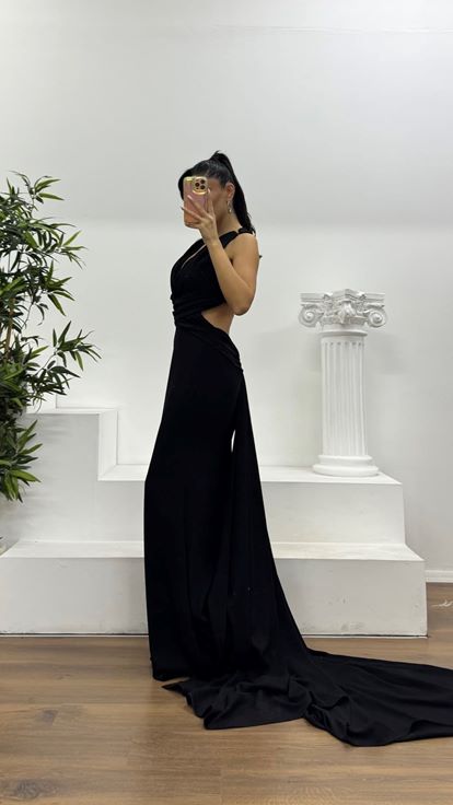 Schwarzes rückenfreies Abendkleid mit Schleppe und speziellem Design